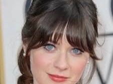 Zooey Deschanel Zooey Claire Deschanel (/ˈzoʊi ˌdeɪʃəˈnɛl/; born January 17, 1980) is an American actress, model and singer-songwriter. She ...